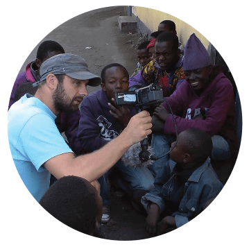 Im Gespräch mit Straßenkindern in Afrika